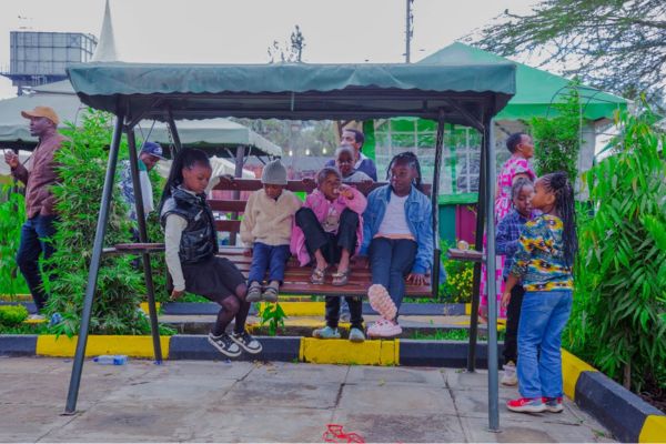Professional waitstaff at Syoki Greenpark Gardens